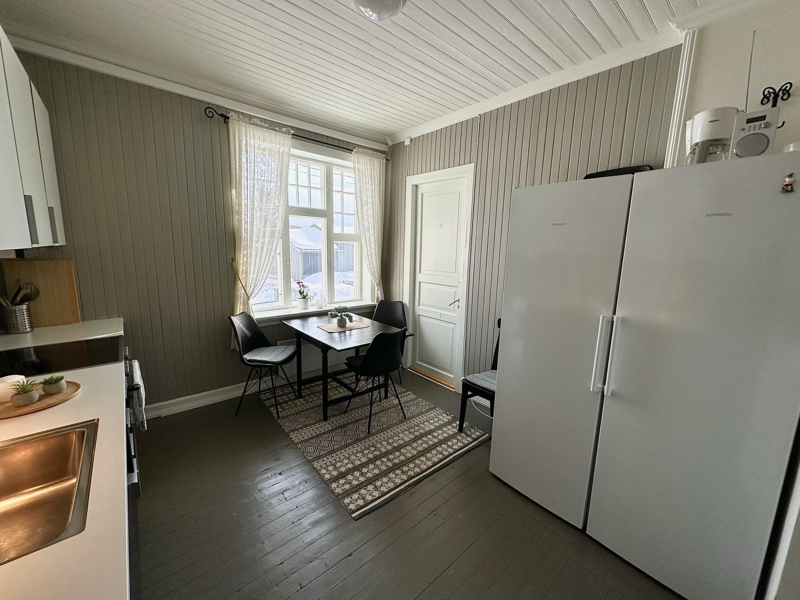 Kjøkken, ett kjøl og ett frys Galleribilde