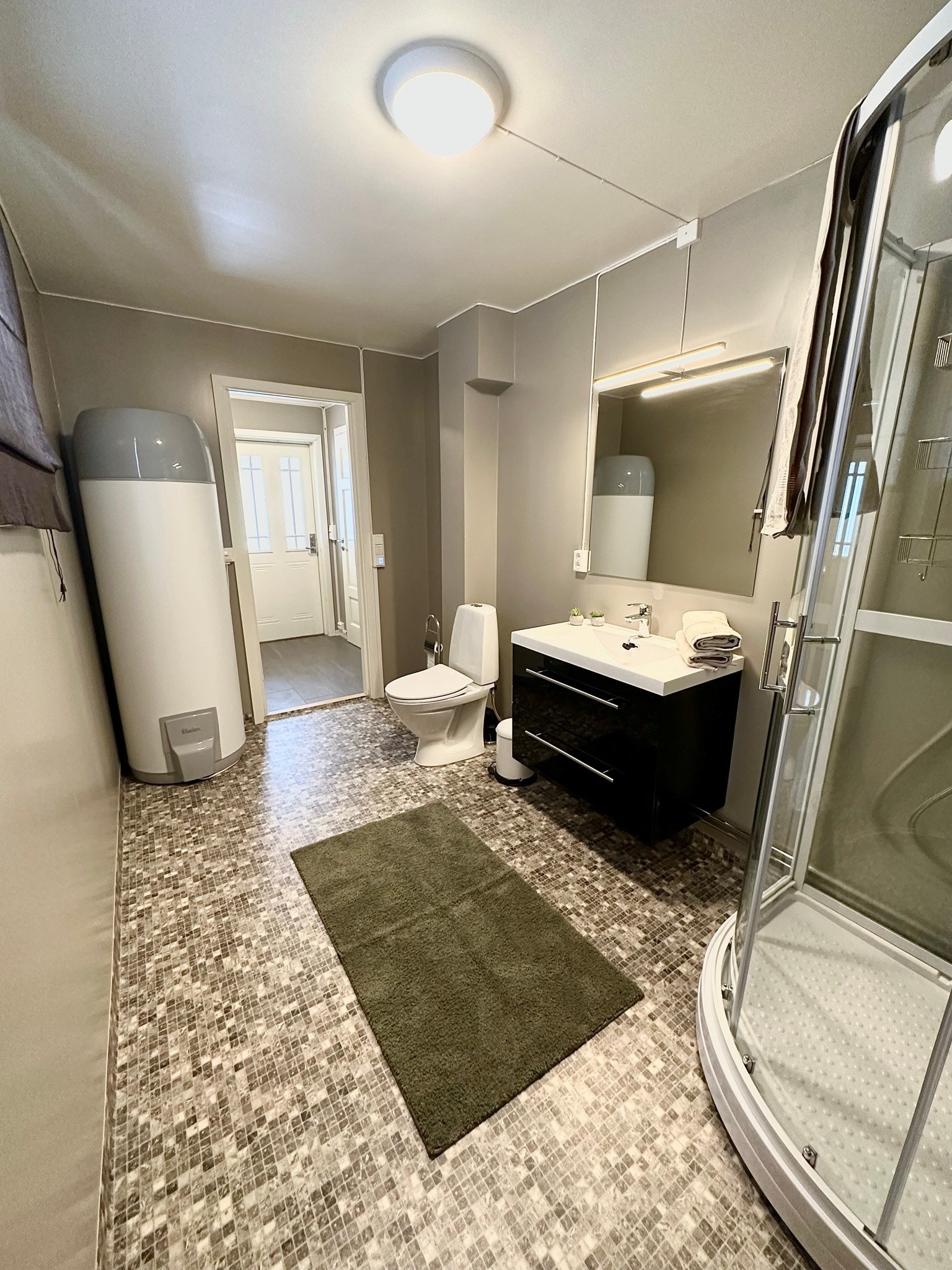 Bad 1 etg. med utgang til yttergangen Galleribilde