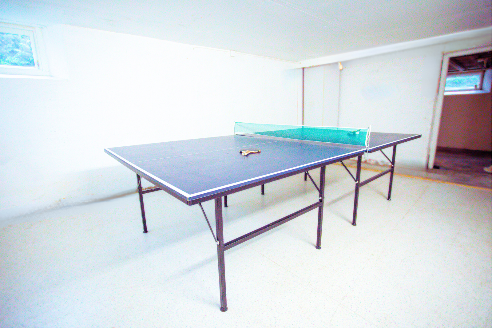 Kjellerstue med bordtennis/dart, vaskerom og ekstra lagringsplass Galleribilde