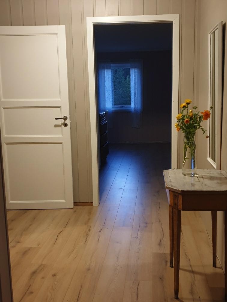 Entré i overetasjen. Dør til toalett vises. Adskilt fra badet. Galleribilde