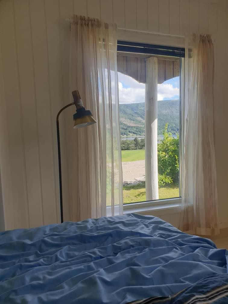 Jøtul vedovn på dette soverommet i underetasjen Galleribilde