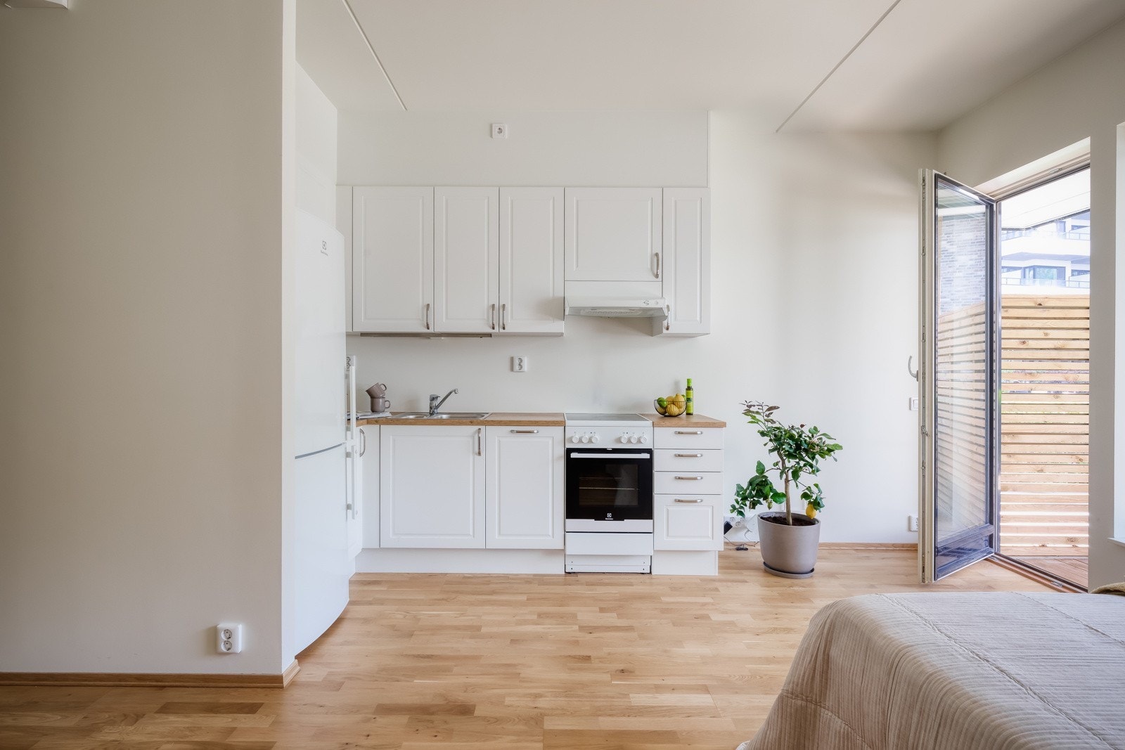 God plass til seng eller sovesofa og spisebord Galleribilde