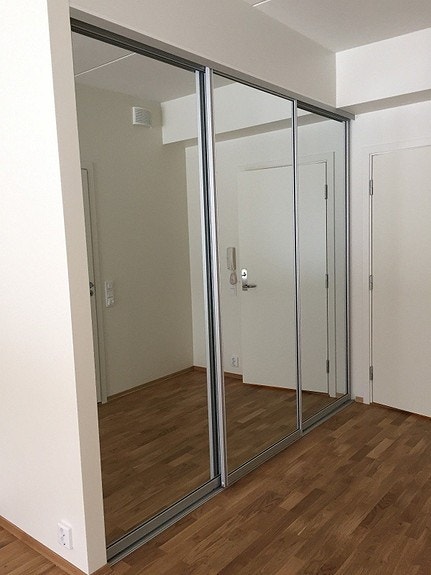 Romslig speilgarderobe Galleribilde