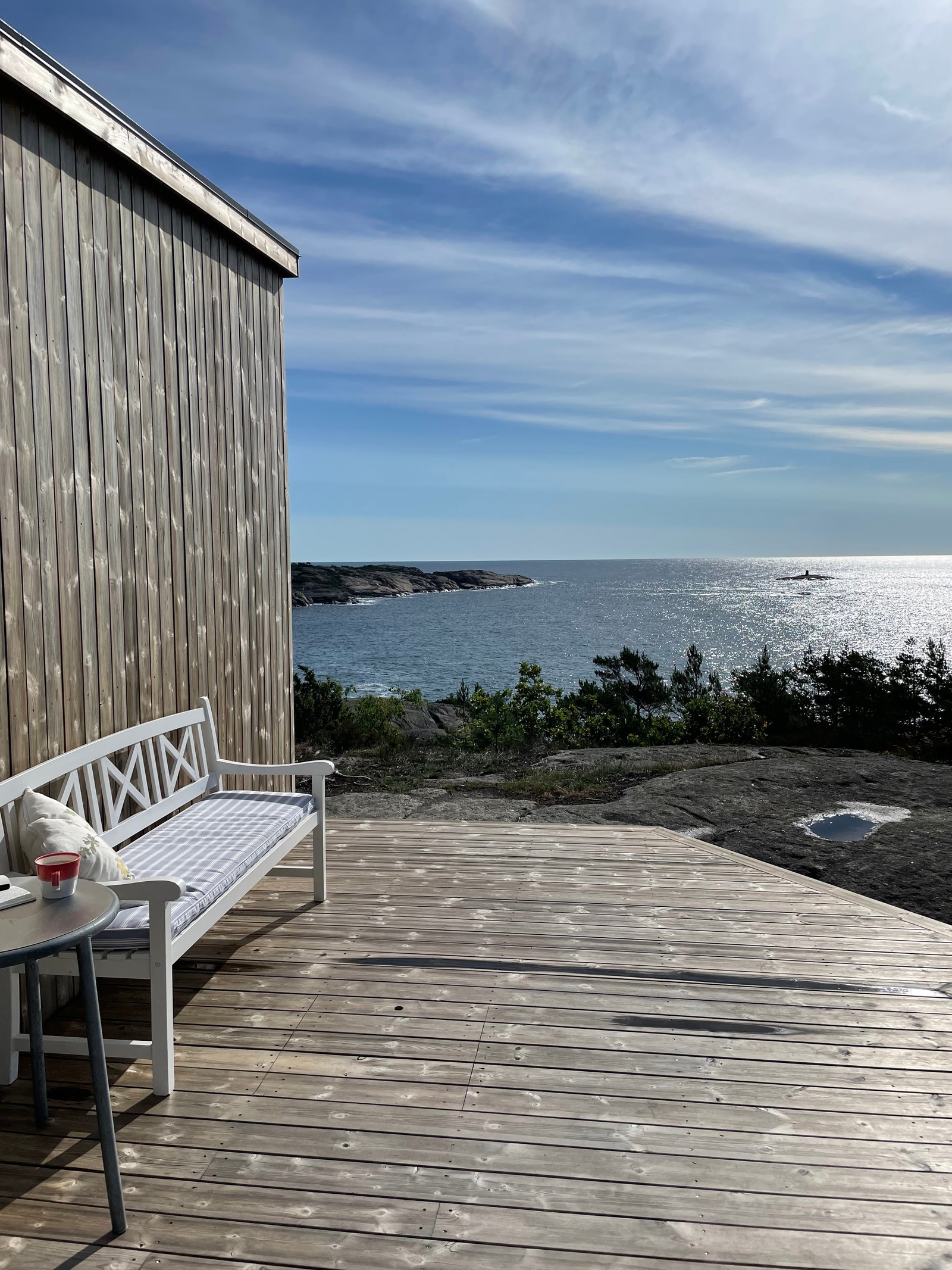 Terassen er bygget slik at du finner sol og le hele dagen Galleribilde