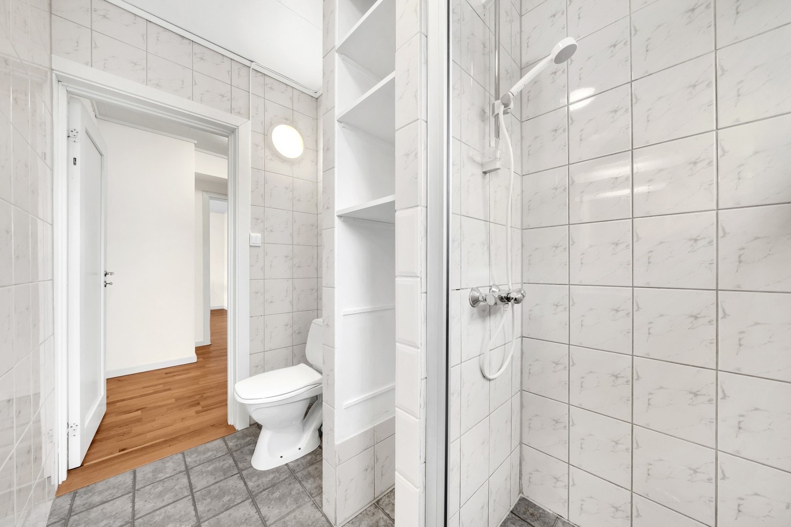 Flislagt både på gulv og vegg Galleribilde