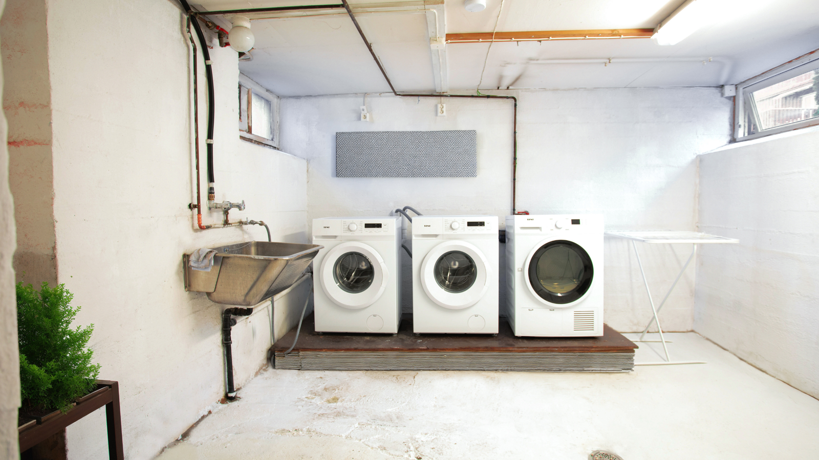 Stort vaskerom med splitter nye hvitevarer, klesstativer og andre fasiliteter. Galleribilde