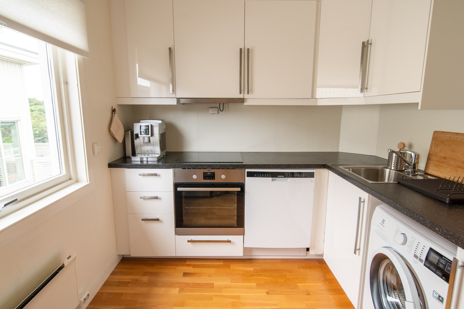 Integrerte hvitevarer som stekeovn, platetopp, vifte, oppvaskmaskin Galleribilde