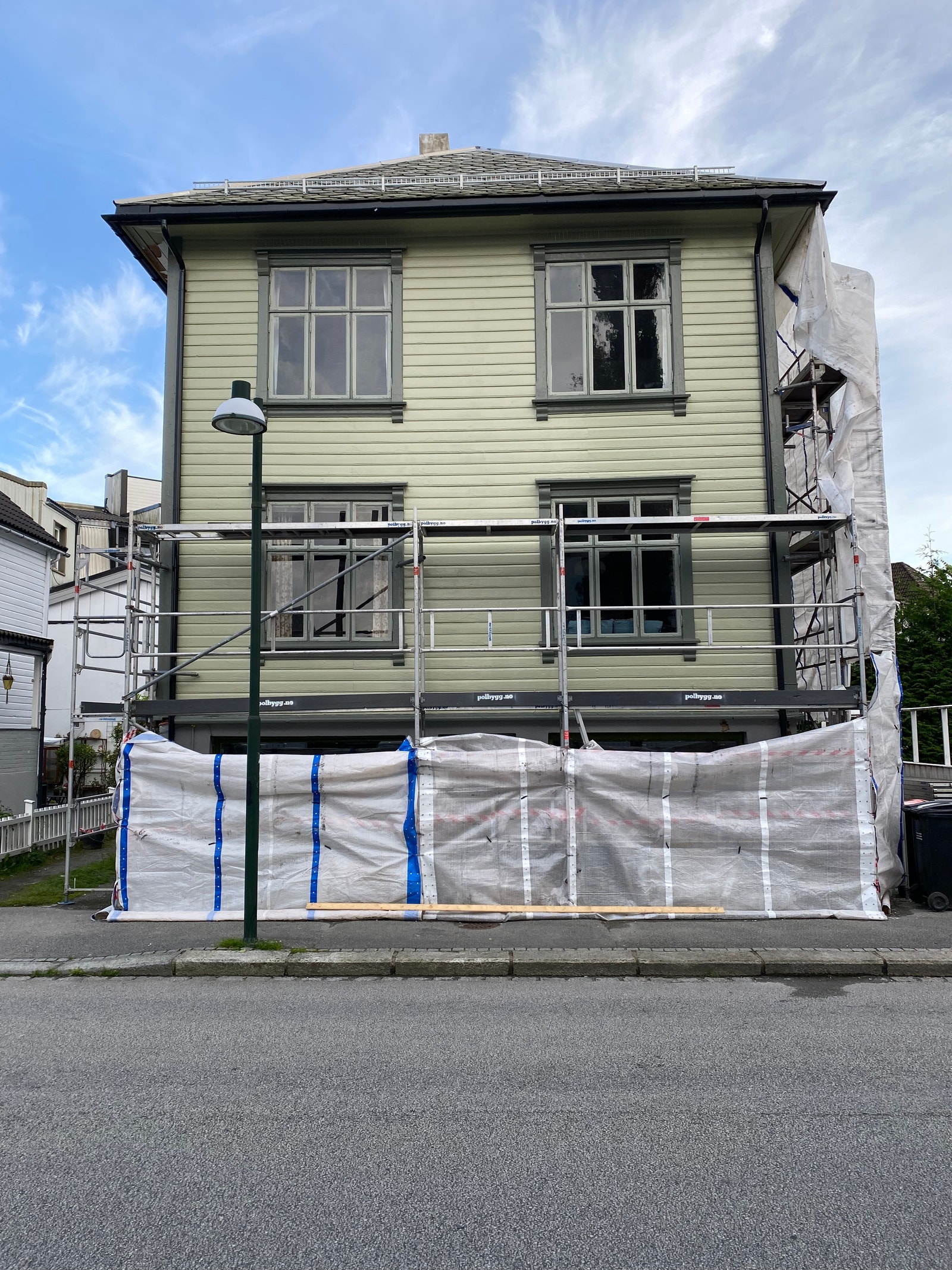 Fasade – nylig malt i tidsriktige grønntoner og nytt skifertak Galleribilde