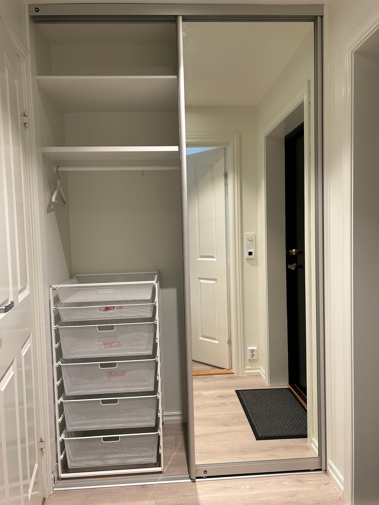 Garderobeskap gang Galleribilde