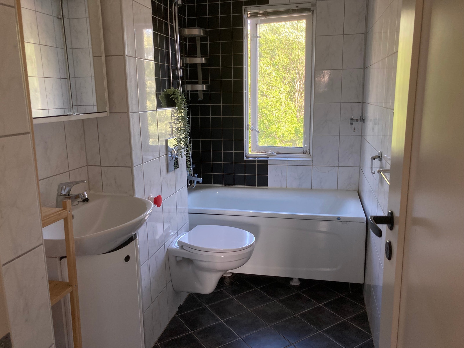 Flislagt bad fra 2010 (i regi av sameiet) med badekar Galleribilde