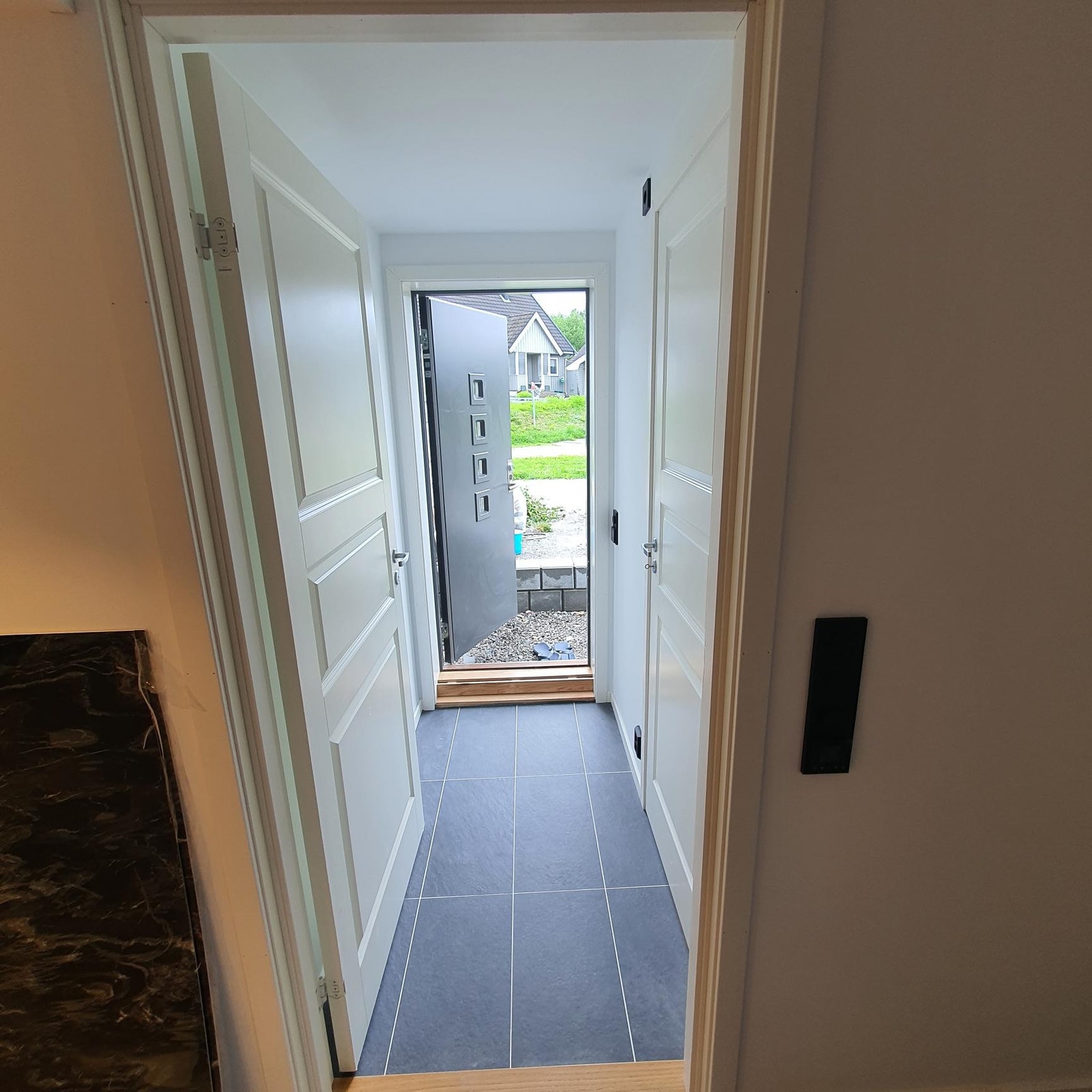 Flislagt inngang med gulvvarme Galleribilde