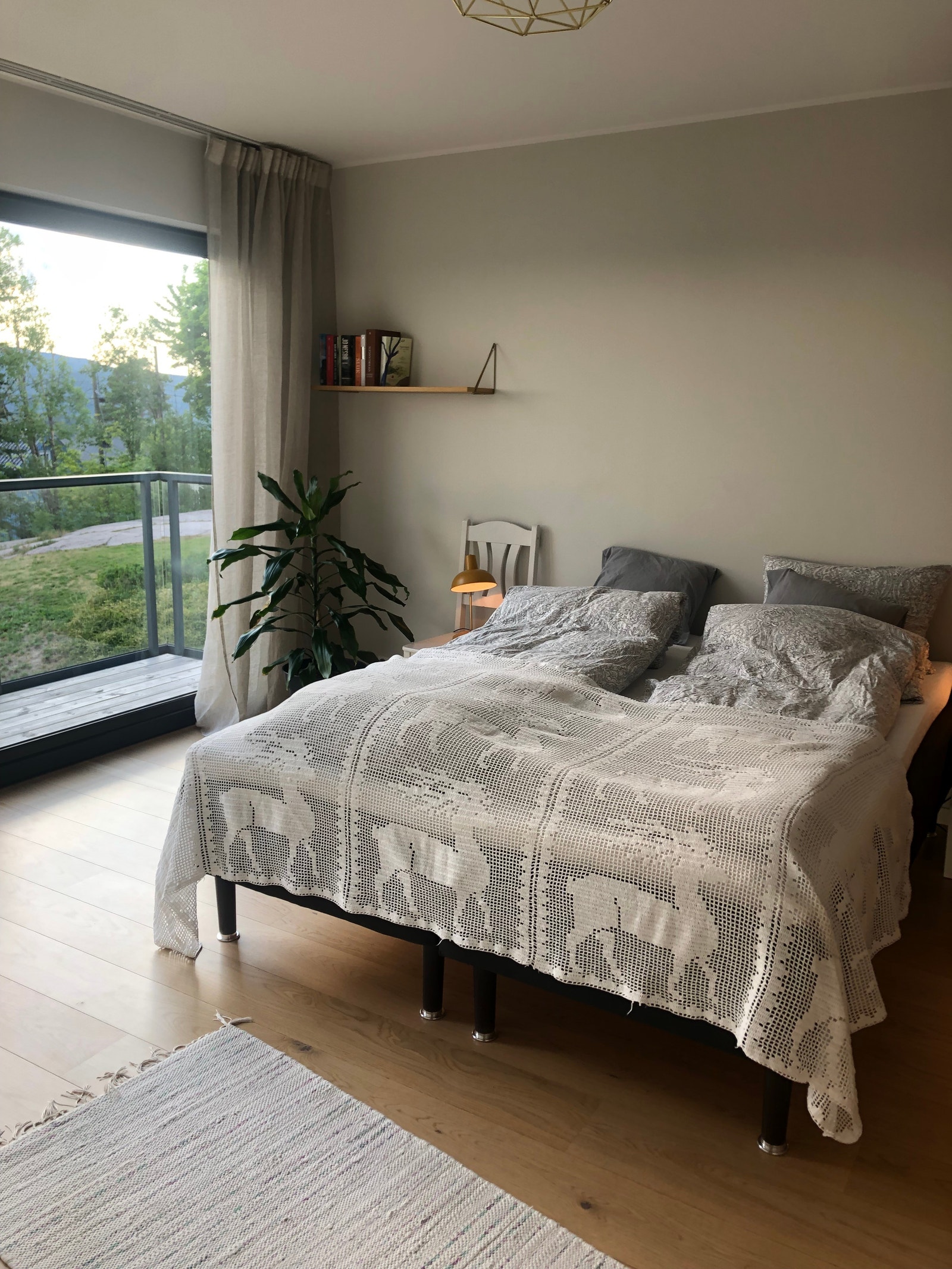 Soverom 2 har to enkeltsenger og balkong med fin utsikt. Galleribilde