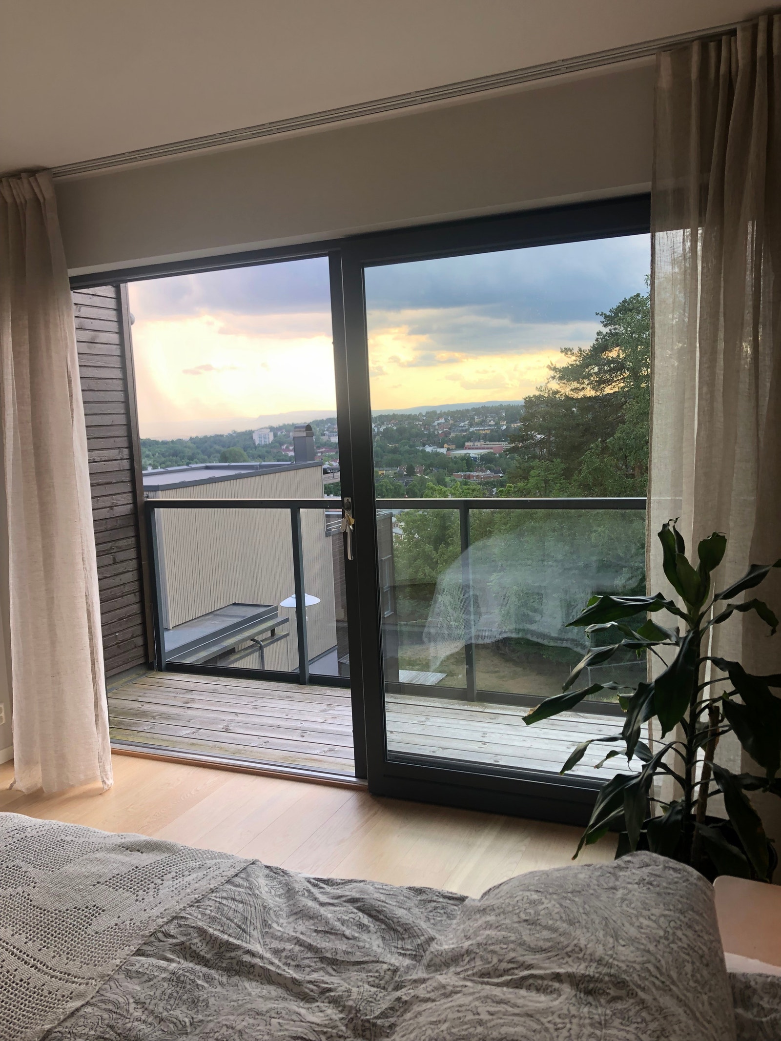 Soverom 2 har to enkeltsenger og balkong med fin utsikt. Galleribilde