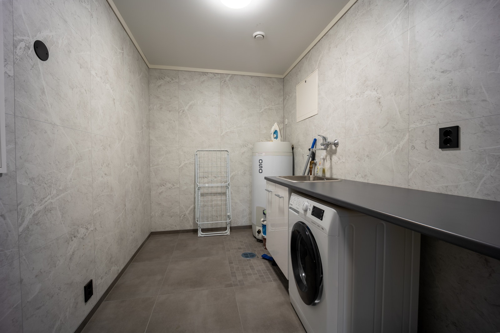 Felles vaskerom med vaskemaskin Galleribilde