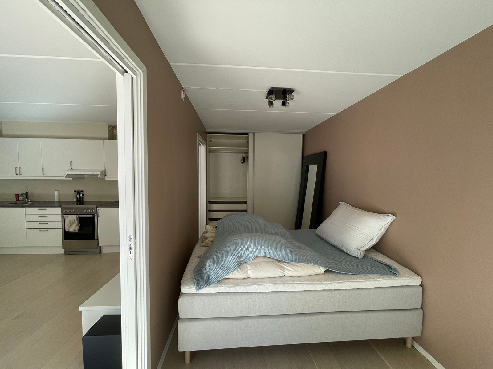 Soverommet har et stort og fint klesskap Galleribilde