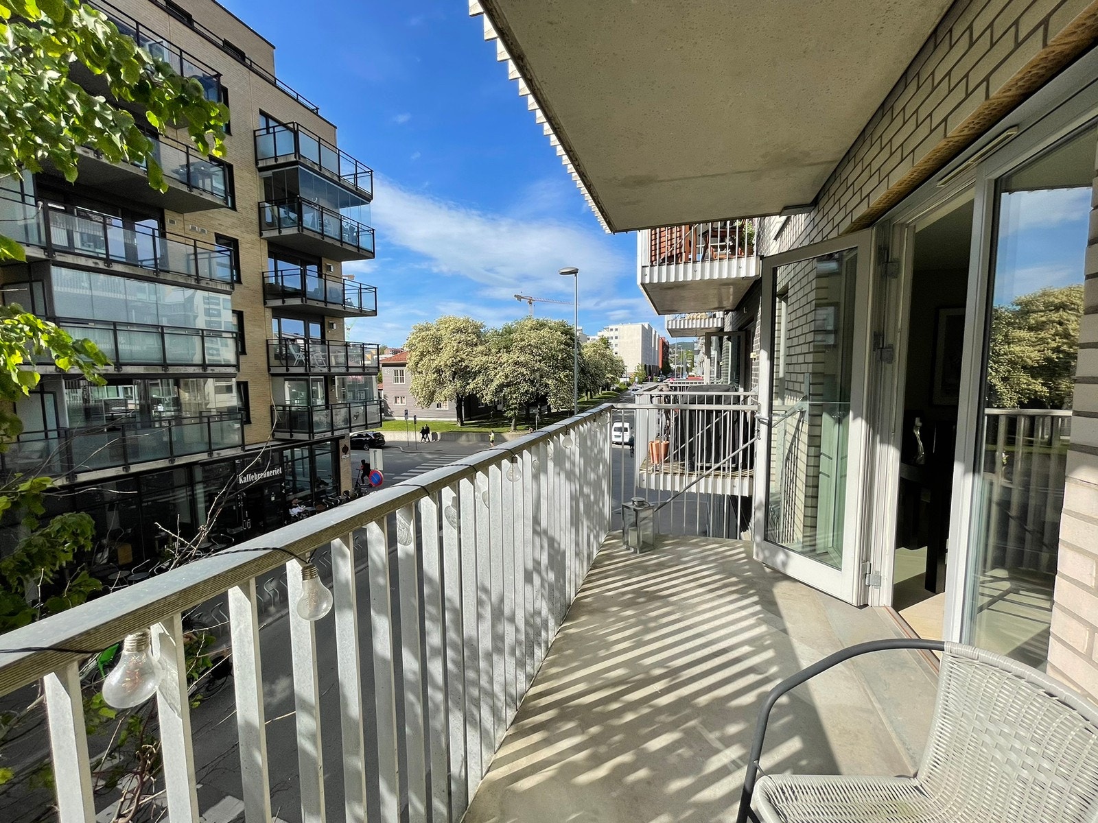 Kaffebrenneriet på andre siden av gata Galleribilde