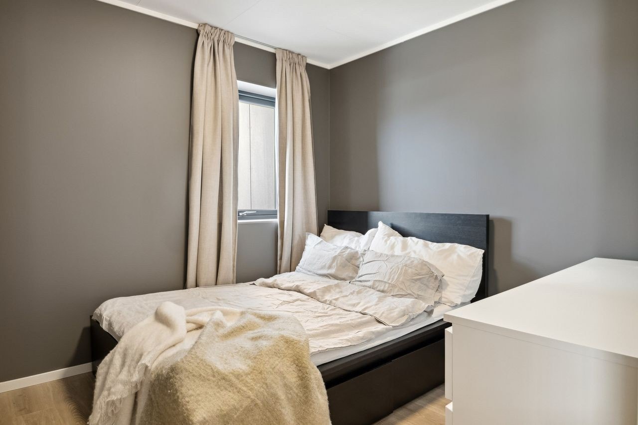 Soverom 2 med 160 seng, med oppbevaring under Galleribilde