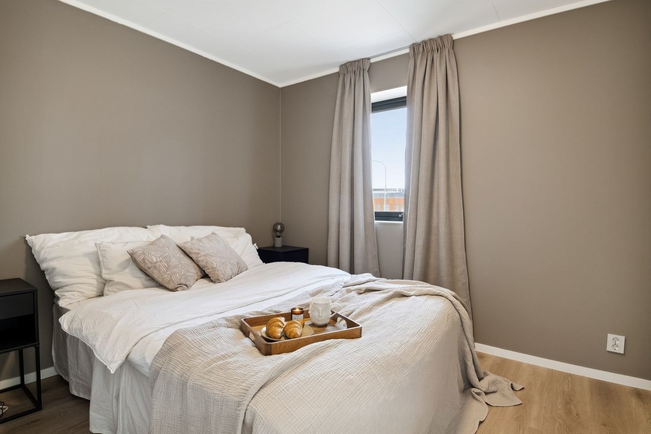 Soverom 1, med 160 seng og nattbord Galleribilde