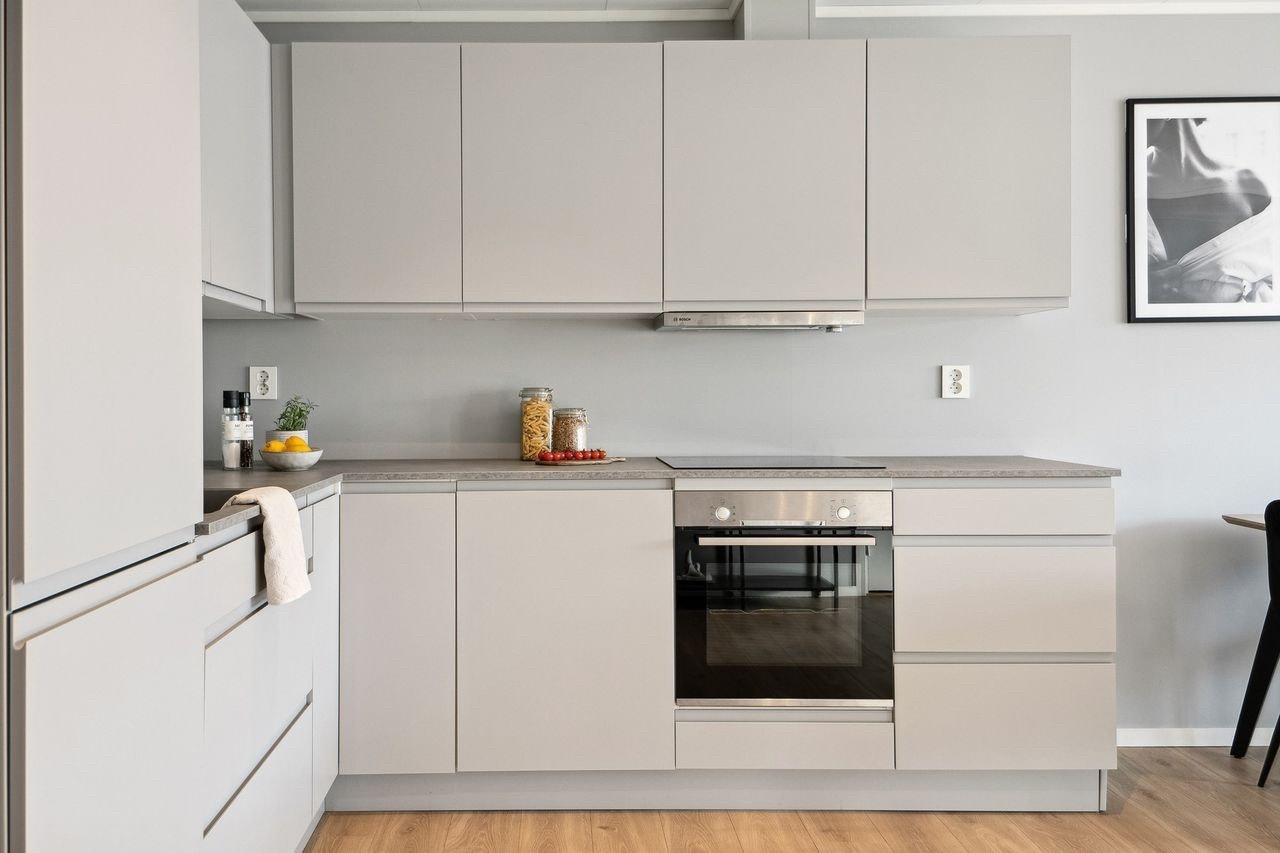 Stort kjøkken med god skapplass Galleribilde