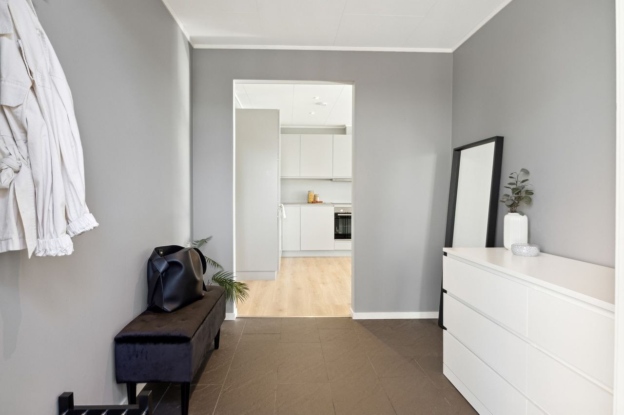 Stor gang med kommode, speil og benk Galleribilde