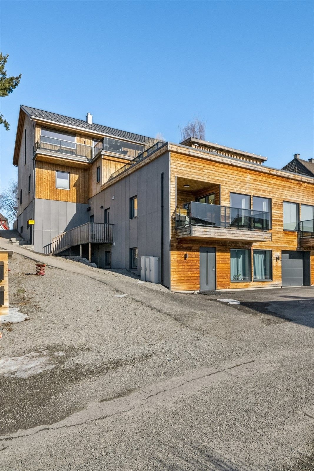 Inngang opp tretrapp, privat garasje medfølger Galleribilde