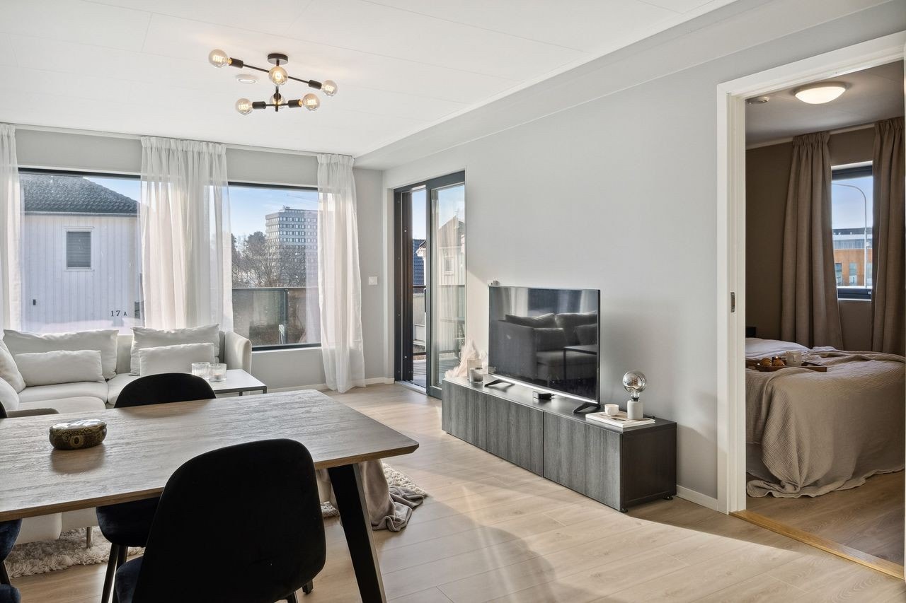 Åpen stue- og kjøkkenløsning, inngang til hovedsoverom Galleribilde