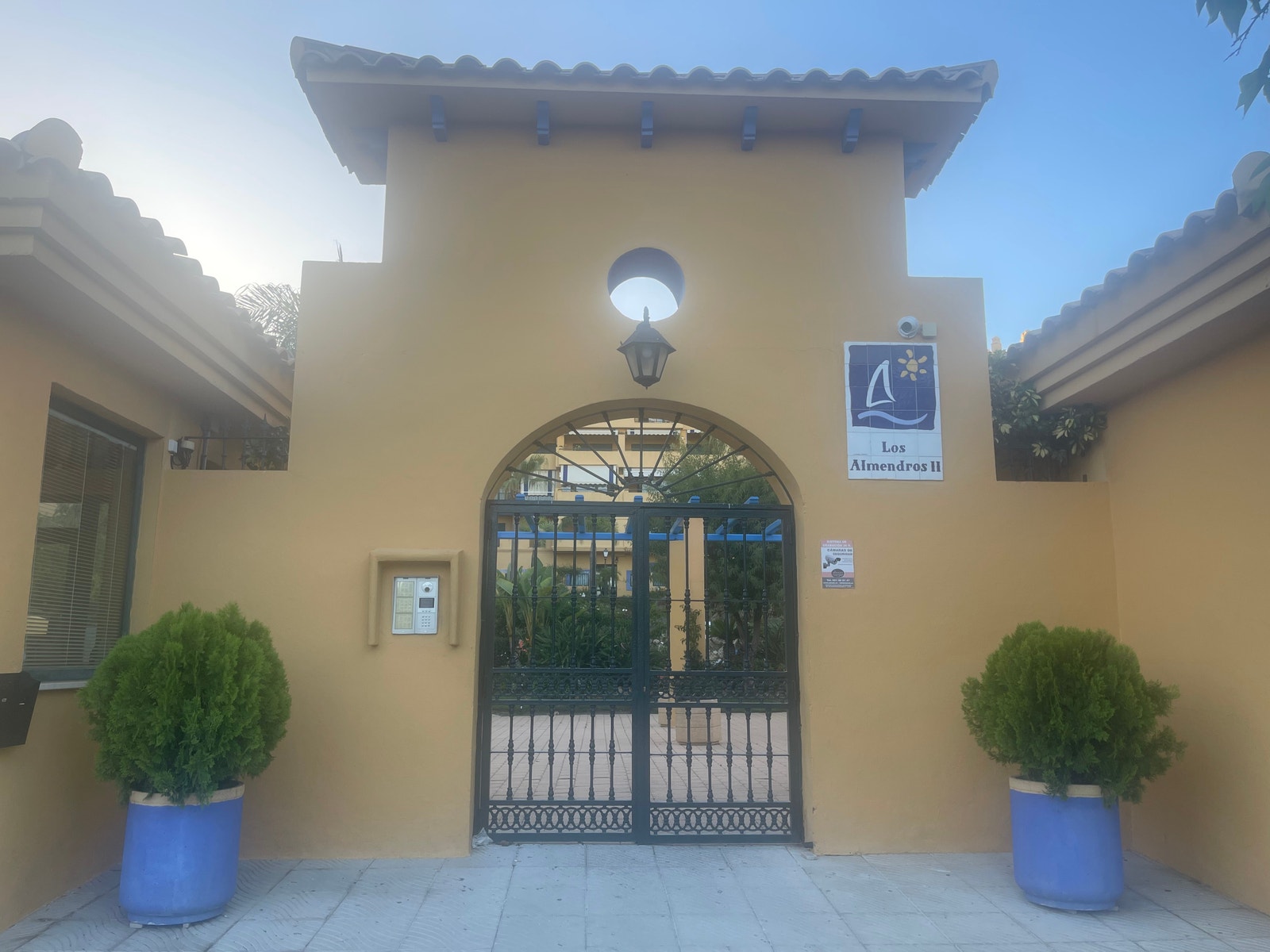 Inngangsparti sett fra gaten Galleribilde