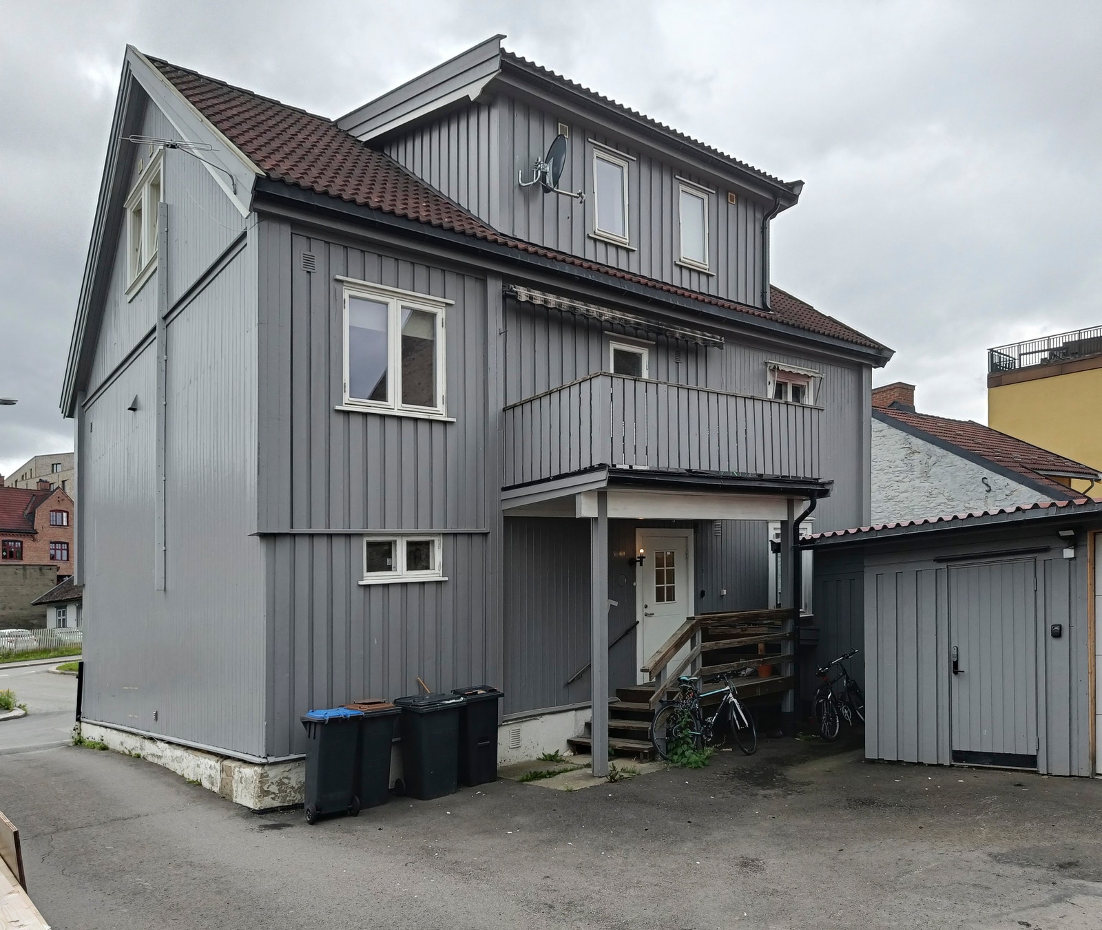 Bygget, ligger rett ved Storgata og Lilletorget med alle handlemuligheter i umiddelbar nærhet. Galleribilde