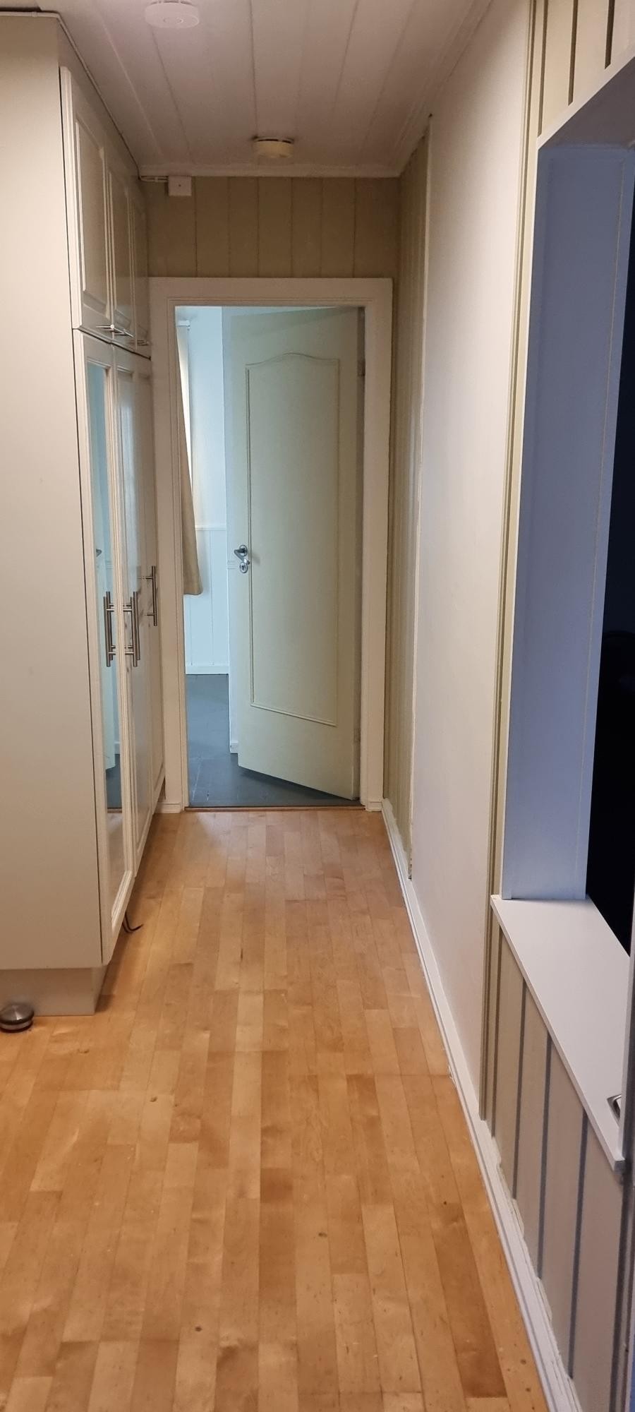 Gang ser inn til det minste rommet god skap plass til venstre Galleribilde