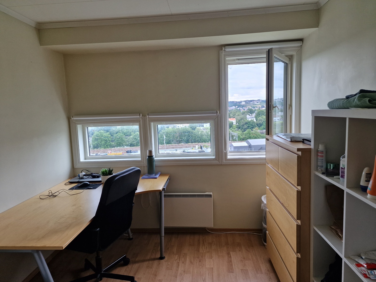 white room east windows, 2nd floor Galleribilde