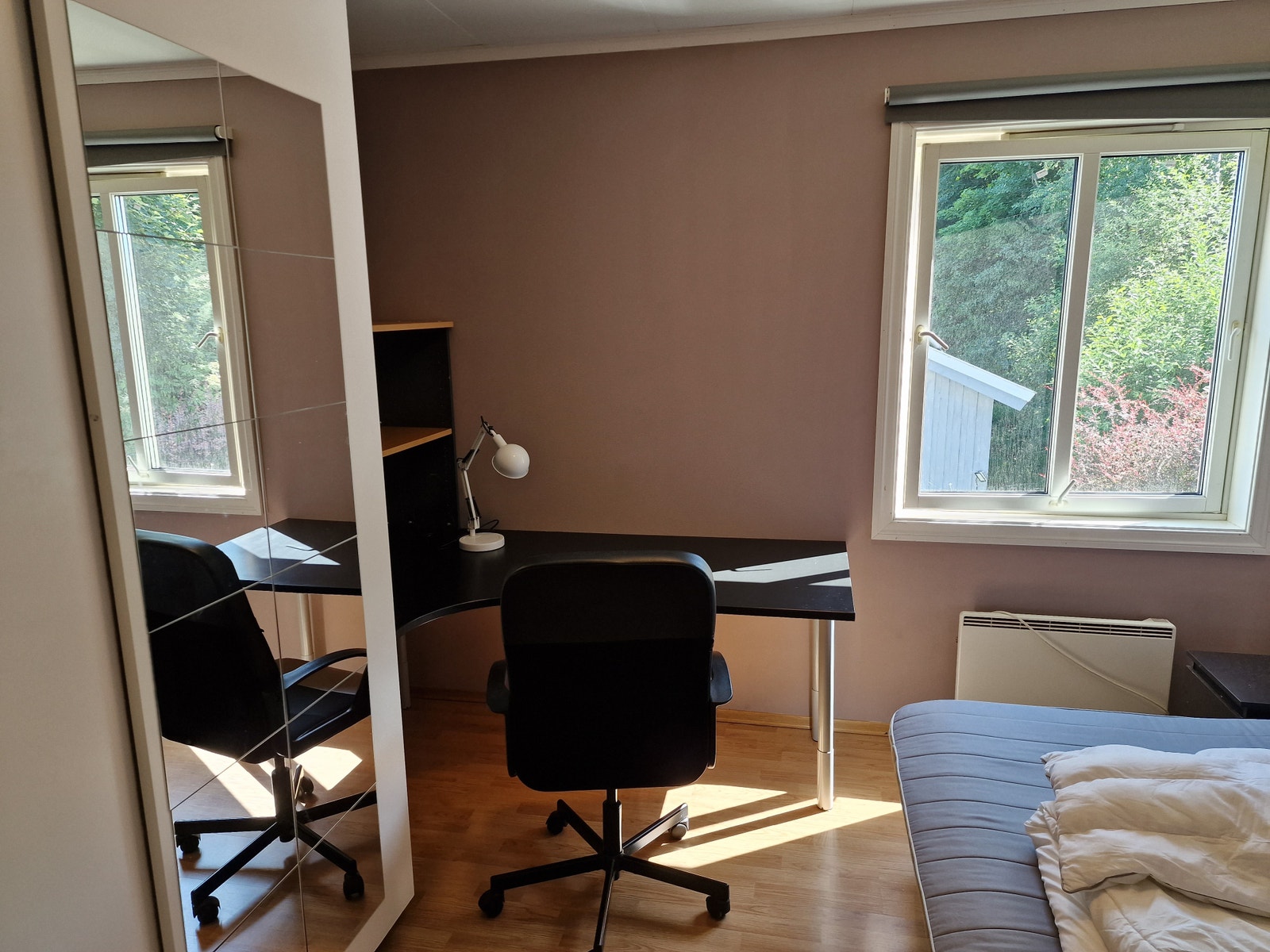 purple room, south windows, 2nd floor Galleribilde