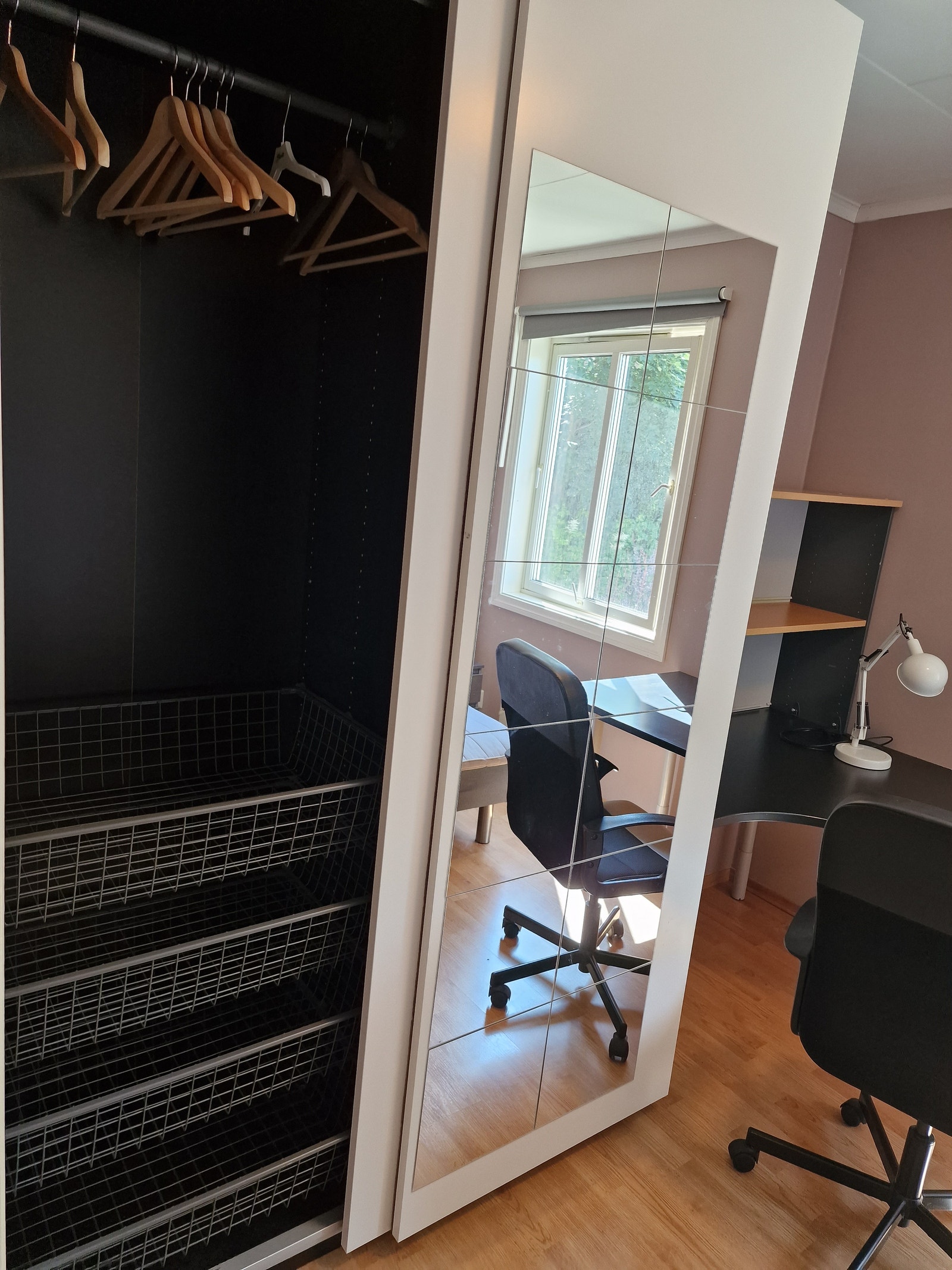 purple room, south windows, 2nd floor Galleribilde
