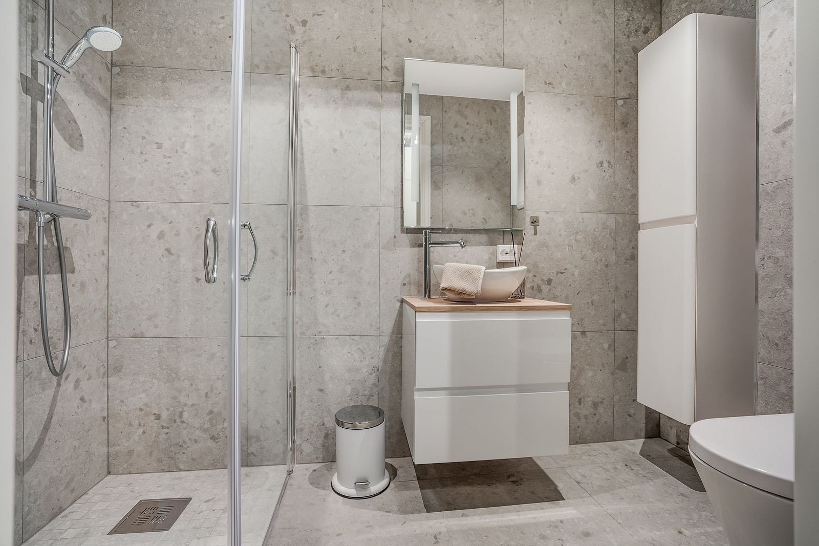 Leiligheten har 2 bad og et tredje wc/vaskerom. Dette er bad 1 Galleribilde