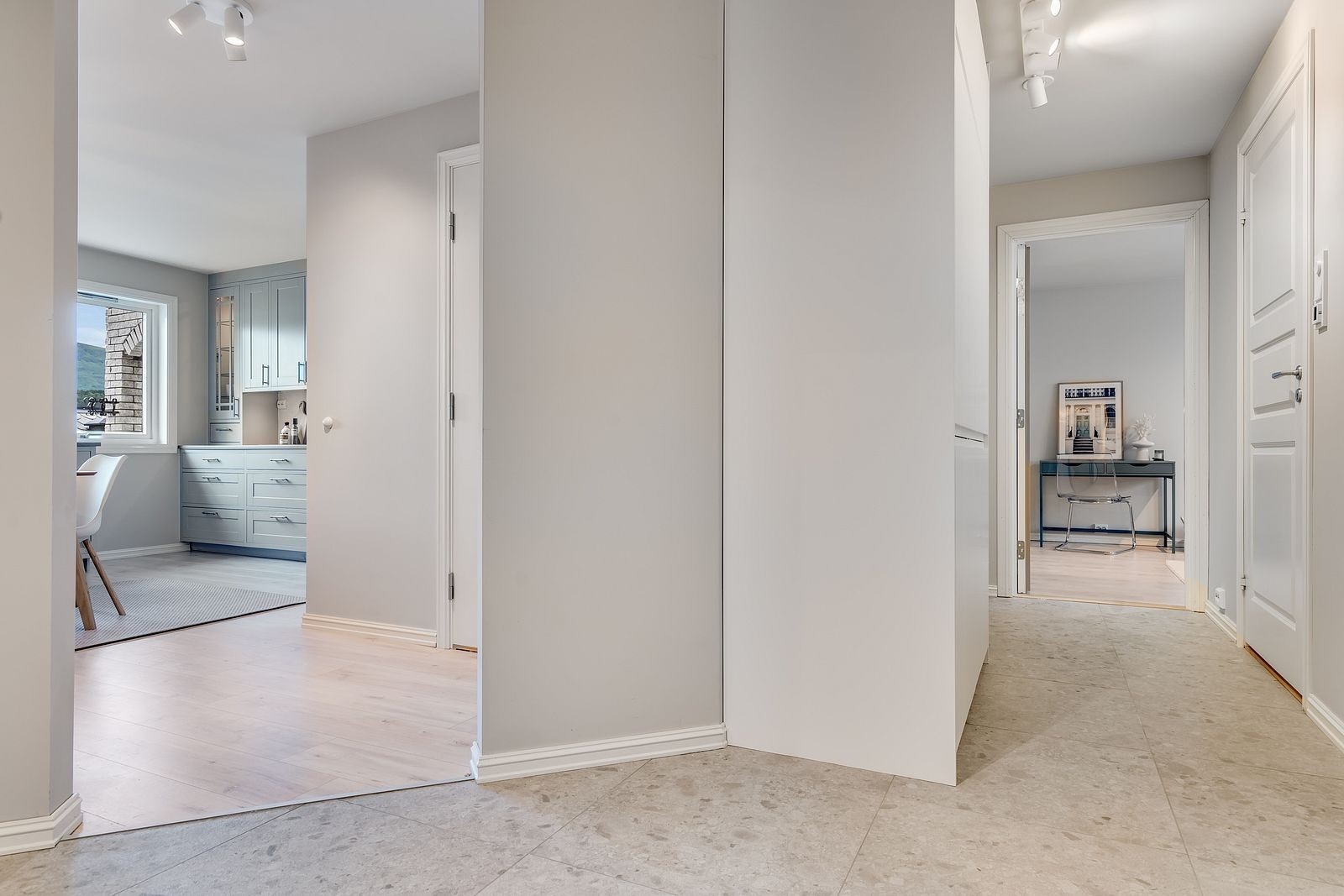 Gang - her er det i tillegg til garderobe, to integrerte kjøl/frys for lagring av mat, så leiligheten totalt har 3 Galleribilde