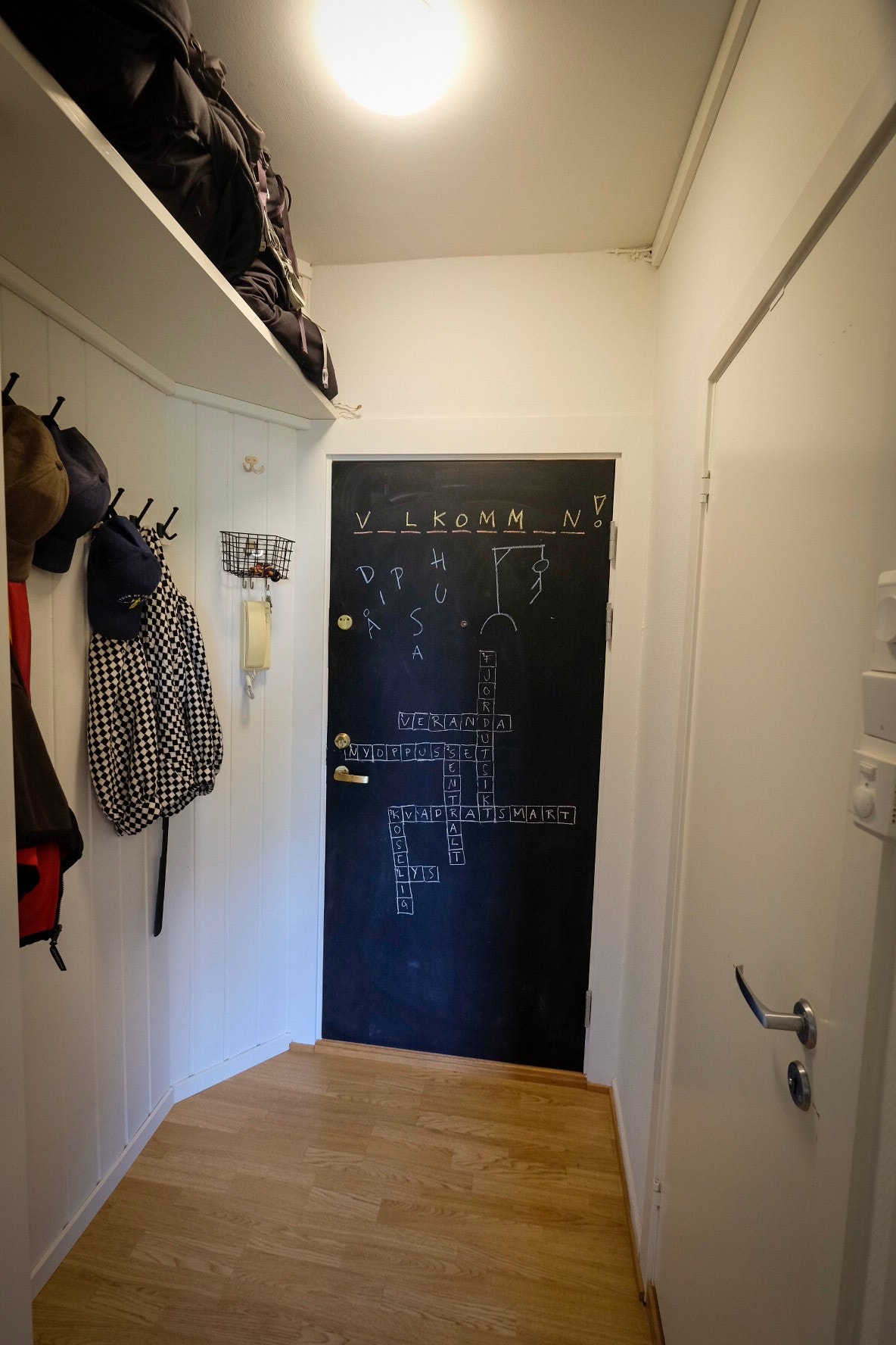 Entré med mye oppbevaringsmuligheter. Galleribilde