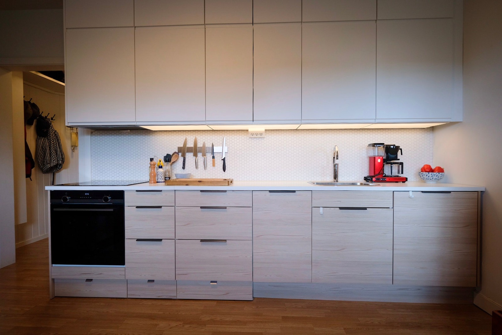 Moderne HTH/Ikeakjøkken fra 2020 med alle hvitevarer inkludert. God benke- og skapplass. Galleribilde