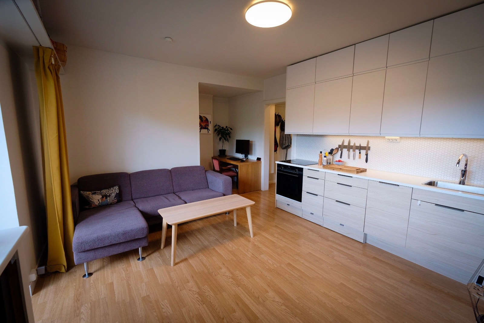 Stue og kjøkken i åpen løsning. Galleribilde