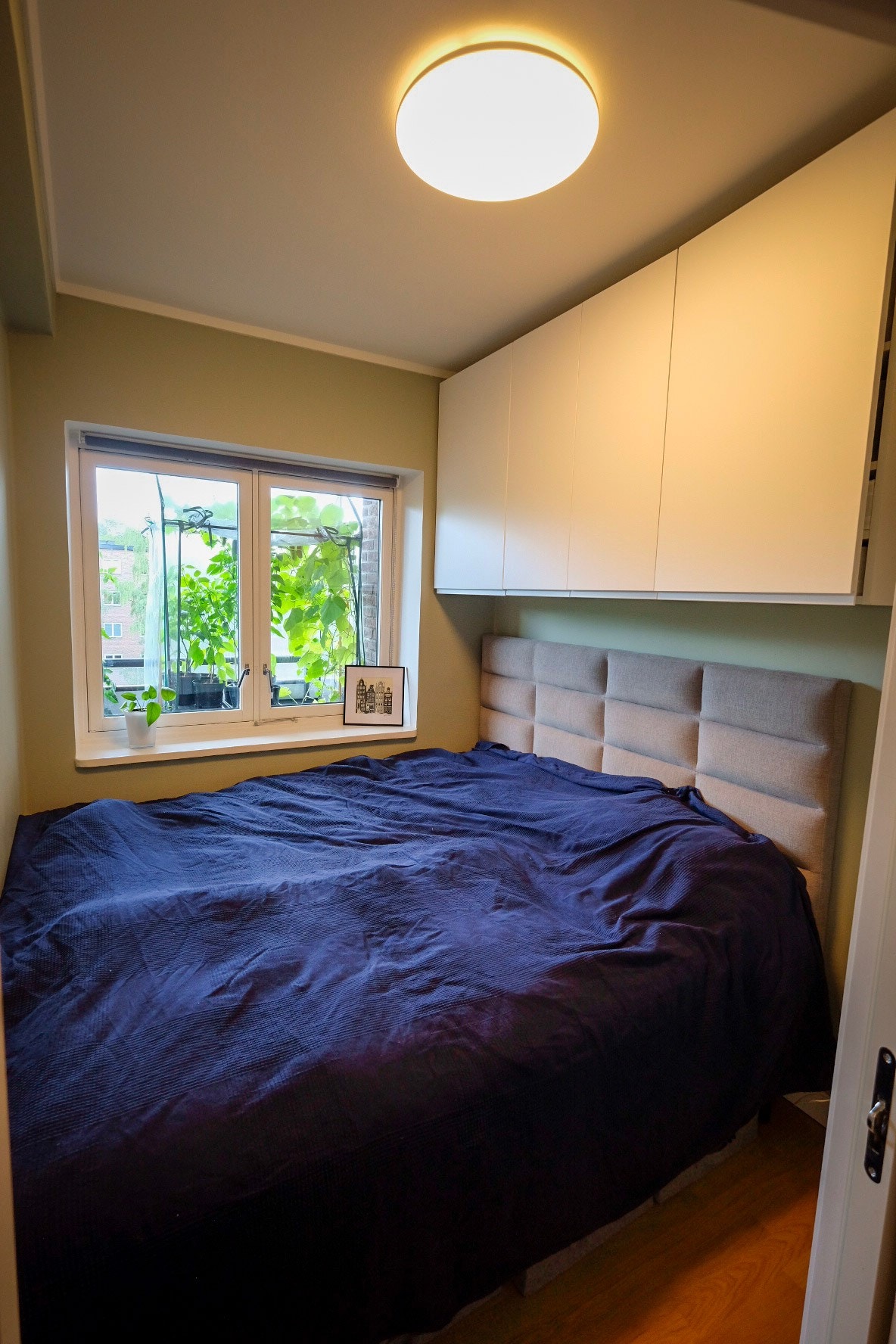 Koselig soverom med vegghengt garderobe. Plass til dobbeltseng og nattbord. Galleribilde