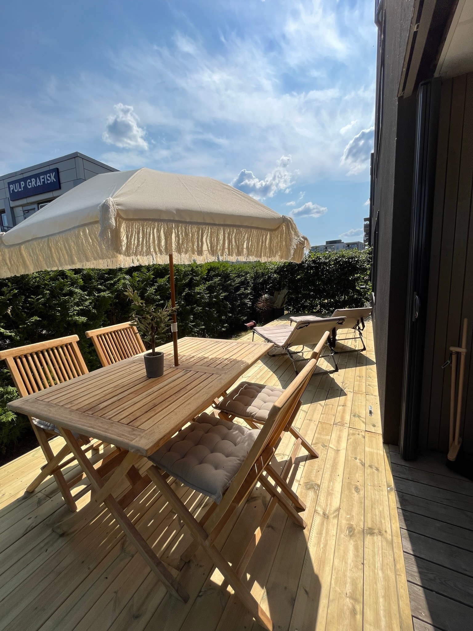 Terrasse med nydelig morgensol Galleribilde