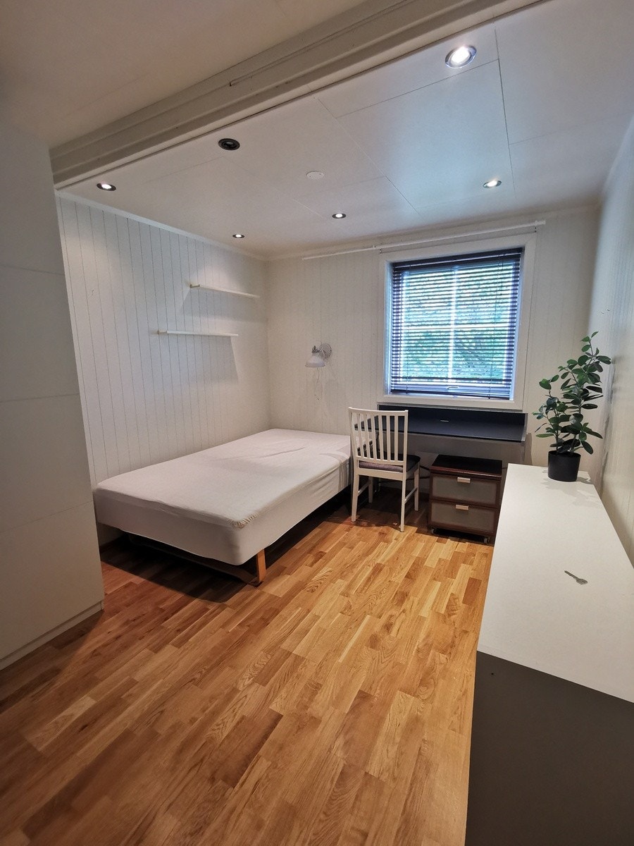 Rom B er 10.5 kvm og har pris 6500/mnd. Galleribilde