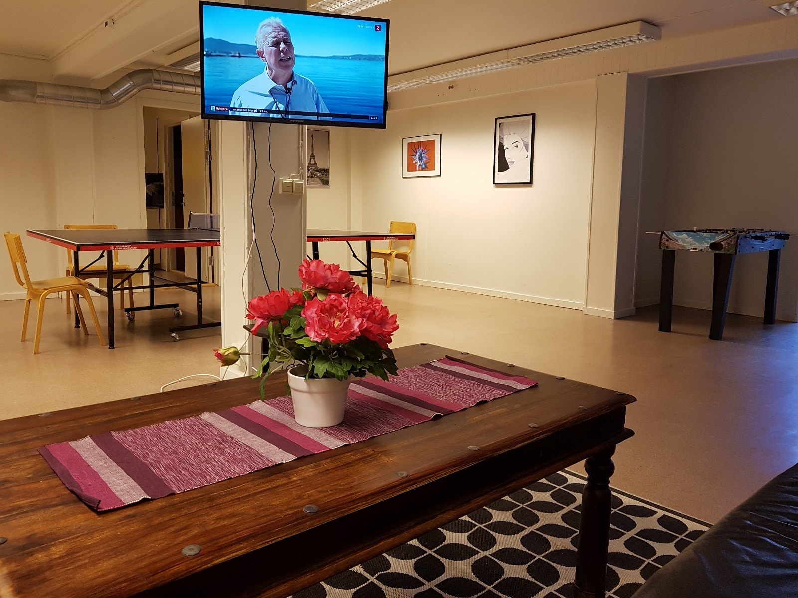 Aktivitetsrom med TV og sofakrok Galleribilde