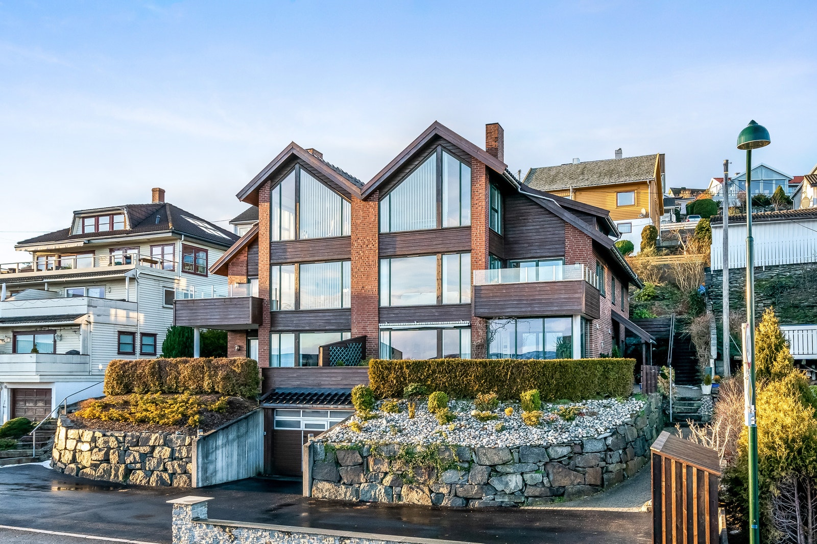 Second and third floor to the right
Driveway/parking Garage in the basement Galleribilde