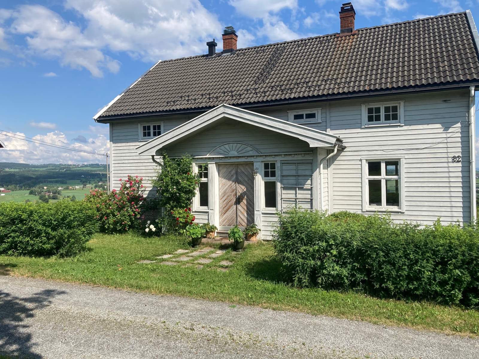 Mye uteplass og fin hage. Galleribilde