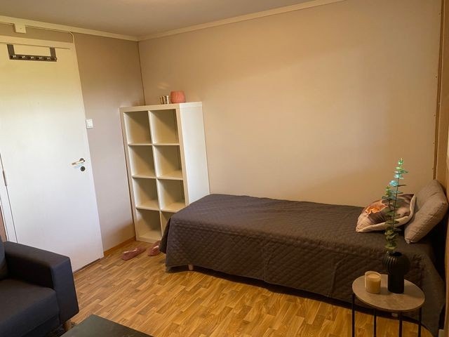 Rommet med seng, reol, sofa, sofabord, pult og stol Galleribilde