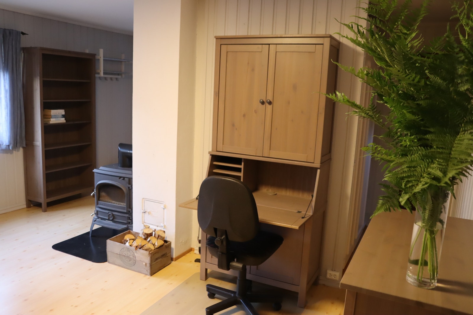 Leilighet Vest: Kontor og peis sett fra kjøkken Galleribilde