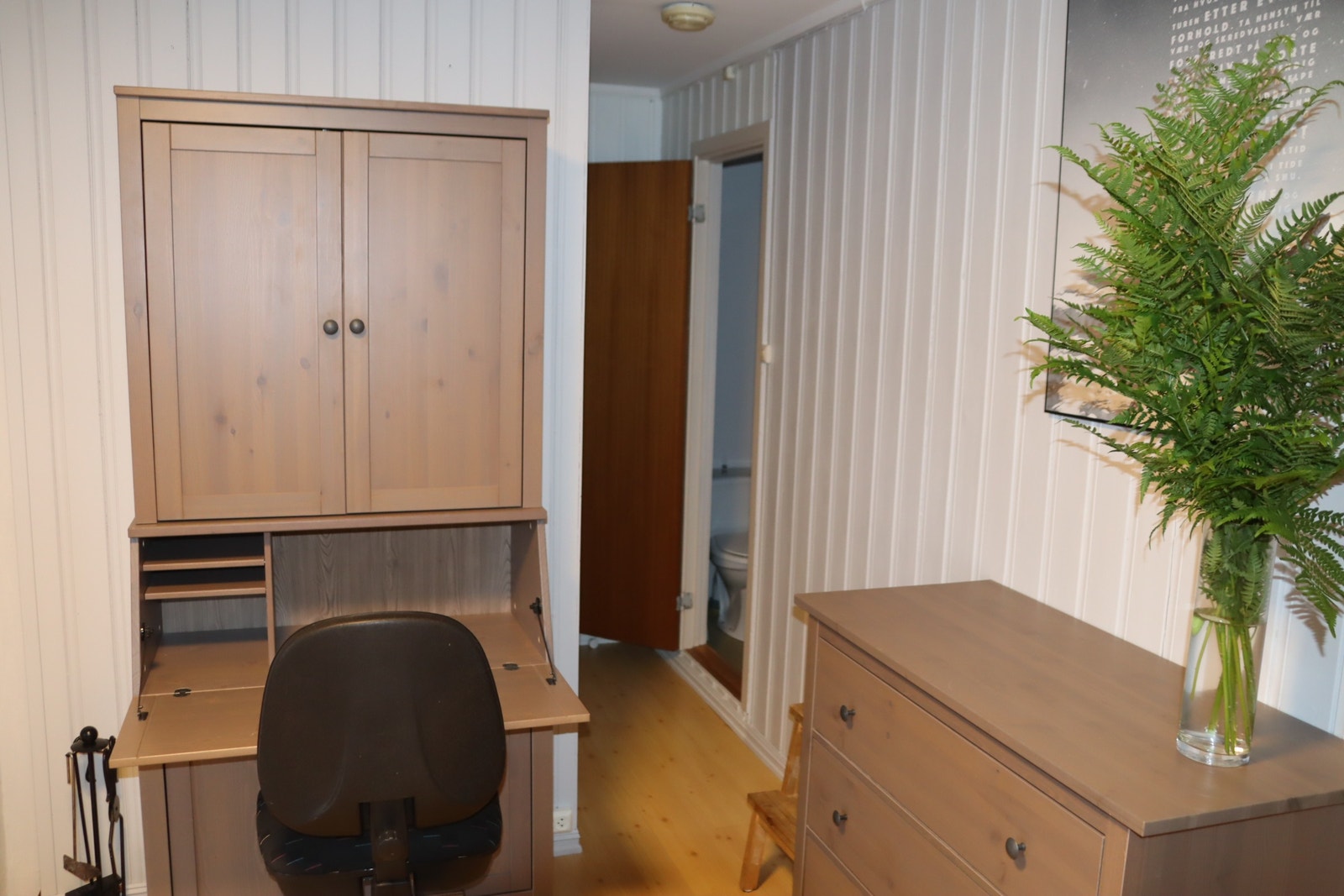 Leilighet Vest: Kommode, skap-plass og gang til badet Galleribilde
