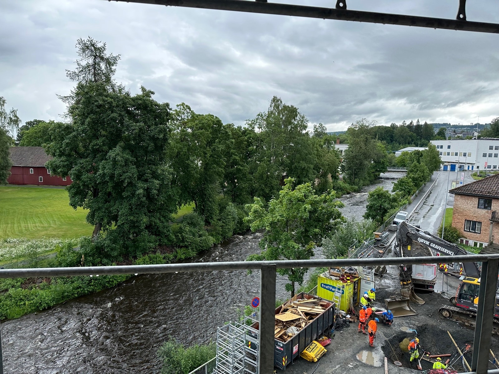 Utsikt mot Hunnselva og Gjøvik Gård Galleribilde
