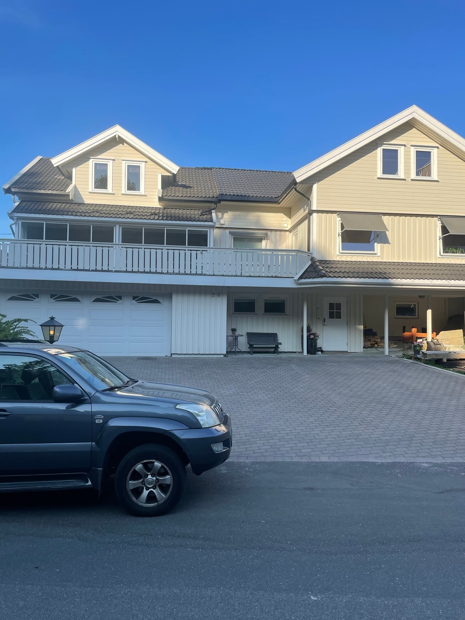 Velkommen til Eventyrveien 26. Hele tredje etasje som leies ut, med egen inngang på baksiden. Galleribilde