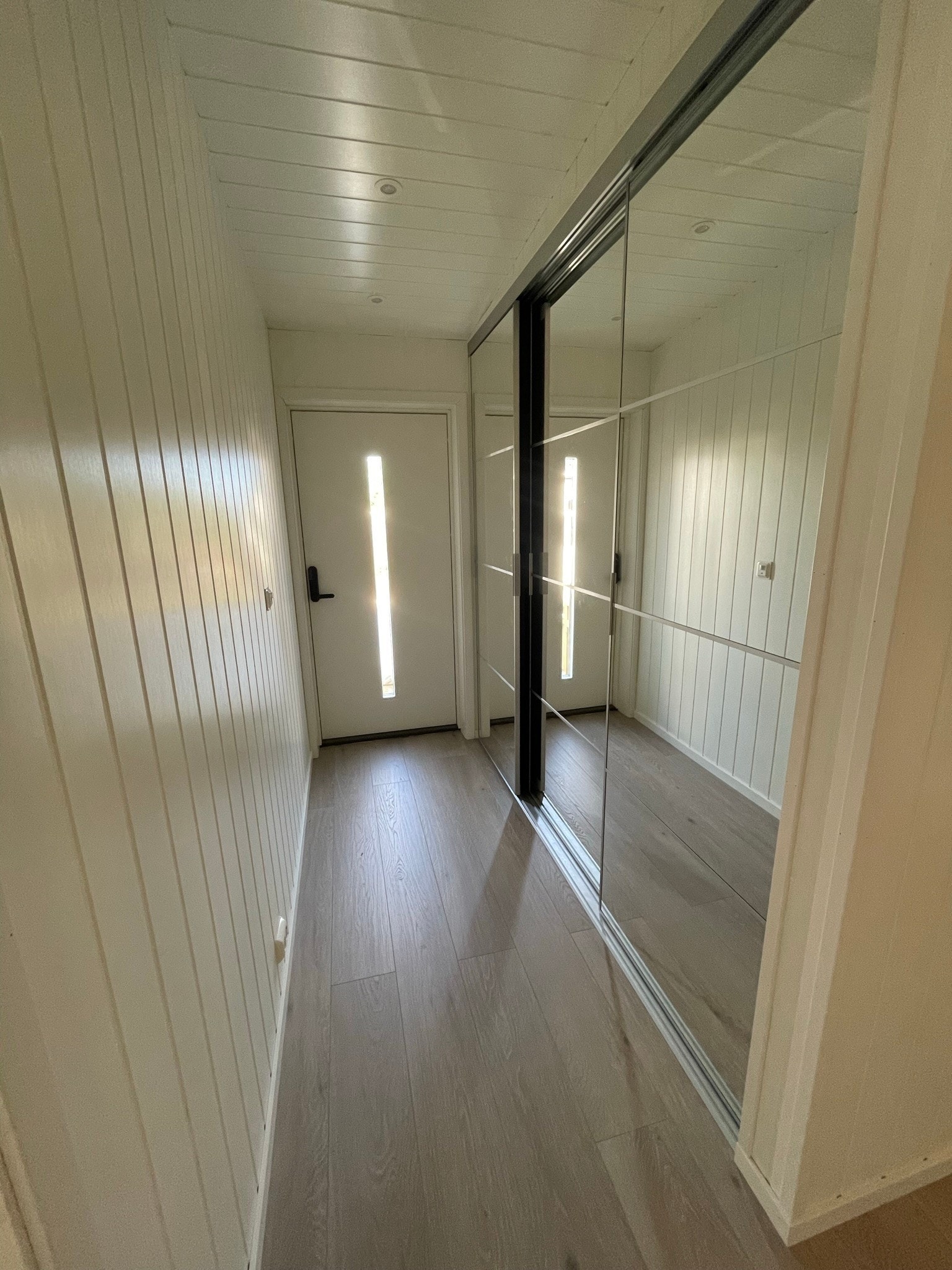 Inngangsparti (innside). Store garderobeskap på høyre side. Galleribilde