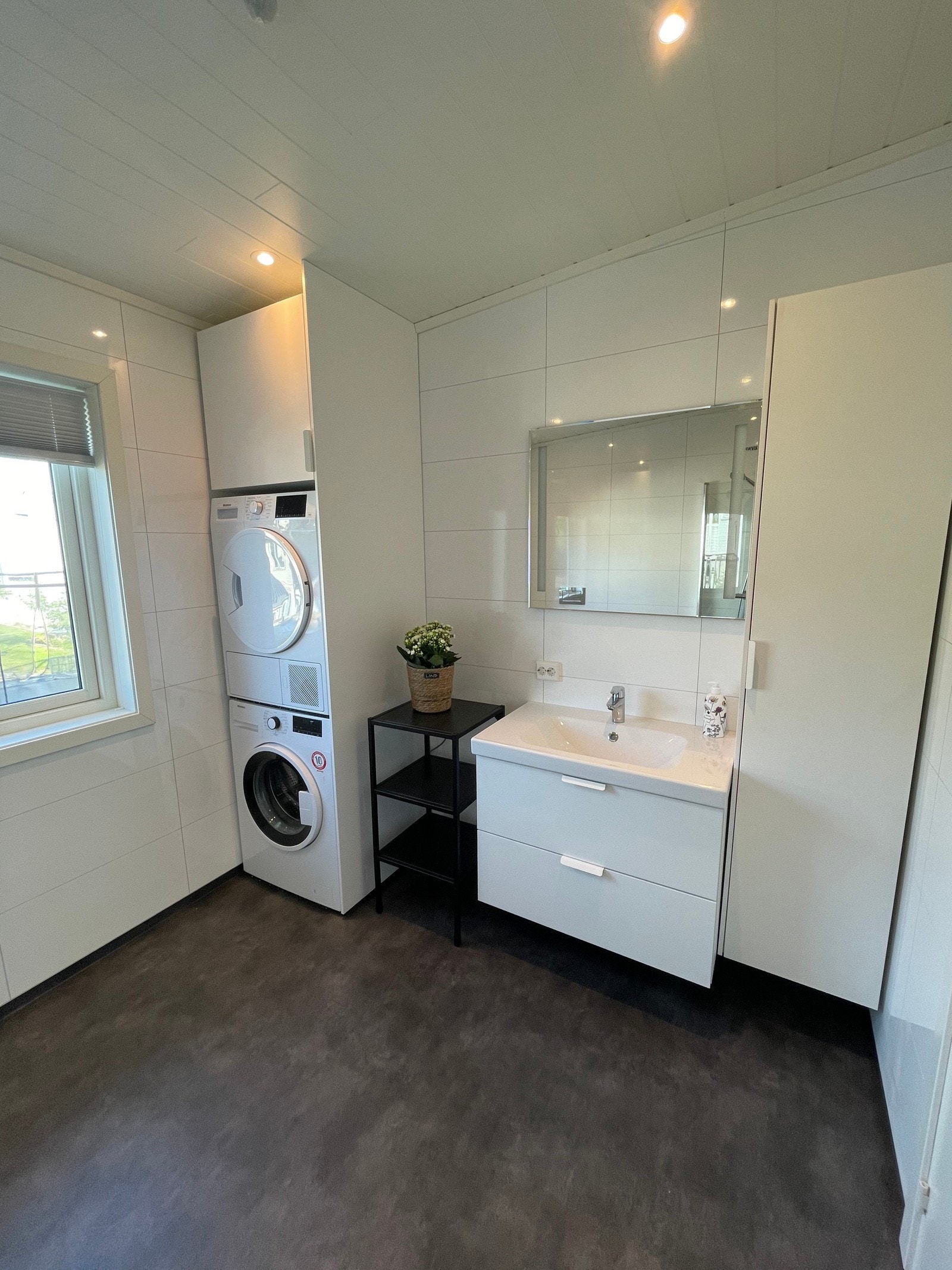 Bad med dusj og toalett. Galleribilde